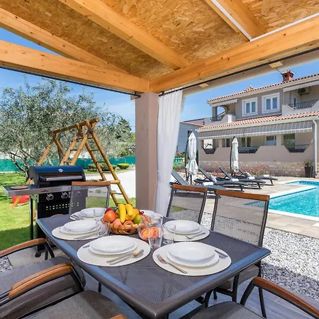 3 Bedroom Gorgeous In Apartament *