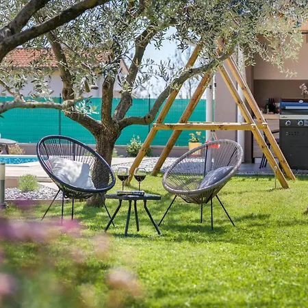Stunning In With Wifi Apartament Pula