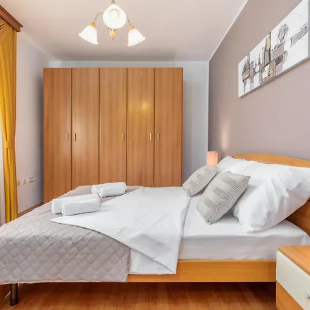 3 Bedroom Gorgeous In Apartament *