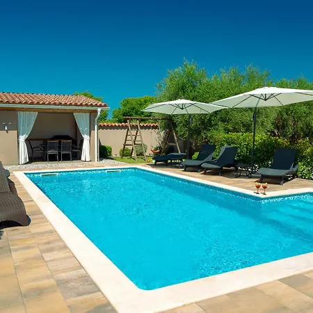 Nice Apartment In Pula Apartman
