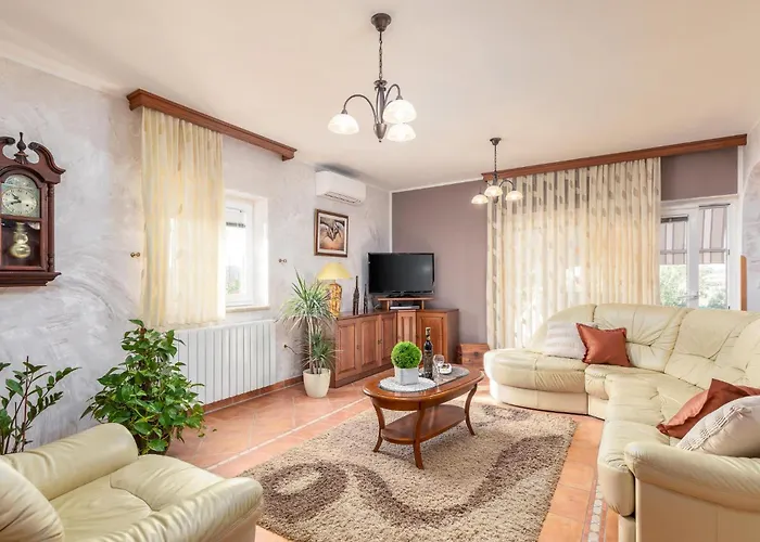 3 Bedroom Gorgeous In Apartment *