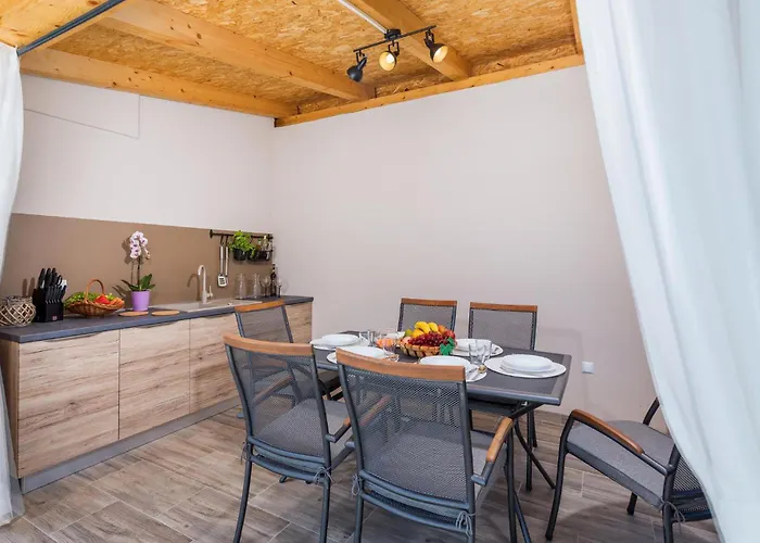 Apartment 3 Bedroom Gorgeous In